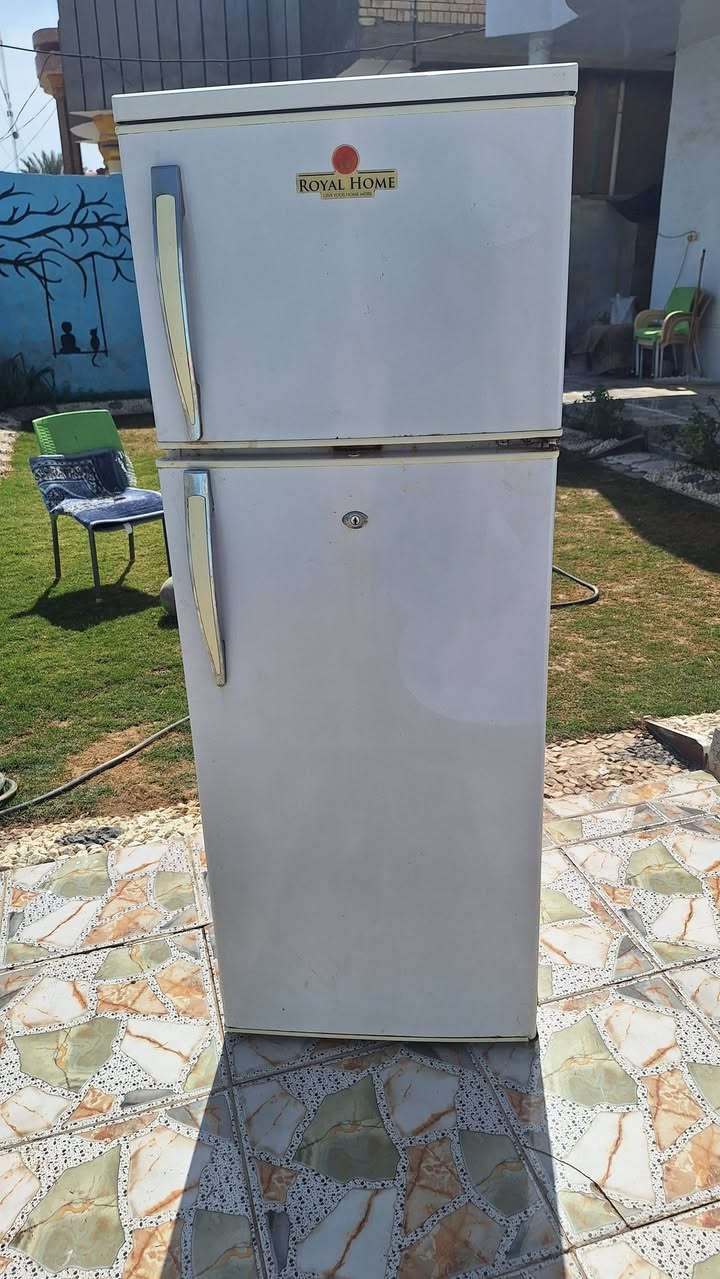 للبيع ثلاجه عاطله ابيع كشر الحجم ما اعرفه بس ارتفاعها ١٤٥ سم السعر ٢٥ الف واتس+ ***********
