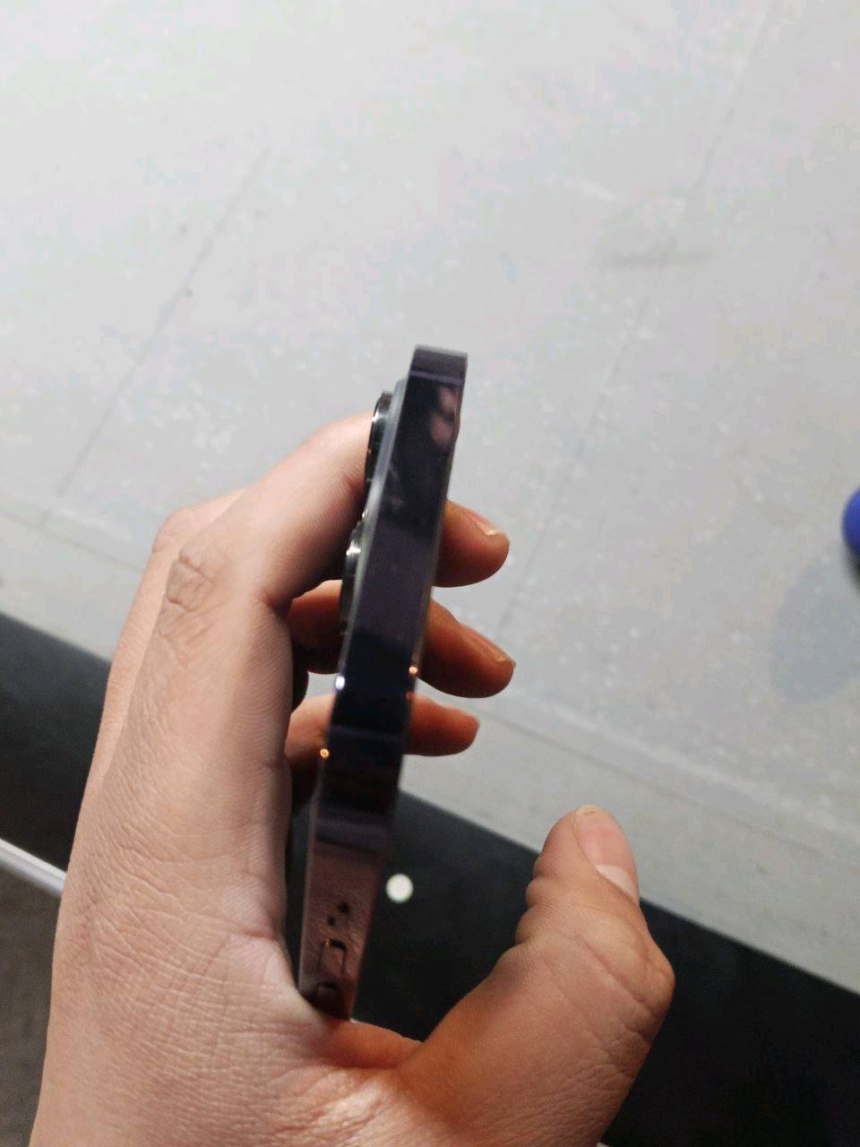 السلام عليكم 
ايفون 13 برو ماكس للبيع نضيف نضافه فول الجهاز وتر بروف الذاكره 128 البطاريه 88 السعر 650 وماكو 13 بهيج سعر تره التواصل خاص موجود او واتساب *********** .