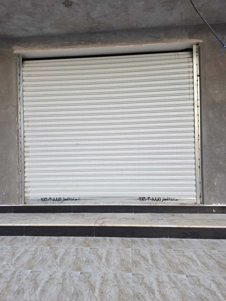 محل للايجار خلف معارض الشموخ 
المحل ركن يحتوي على كبنكات كهربائيه اثنان 
يصلح كل شيئ 
للاستفسار ***********
