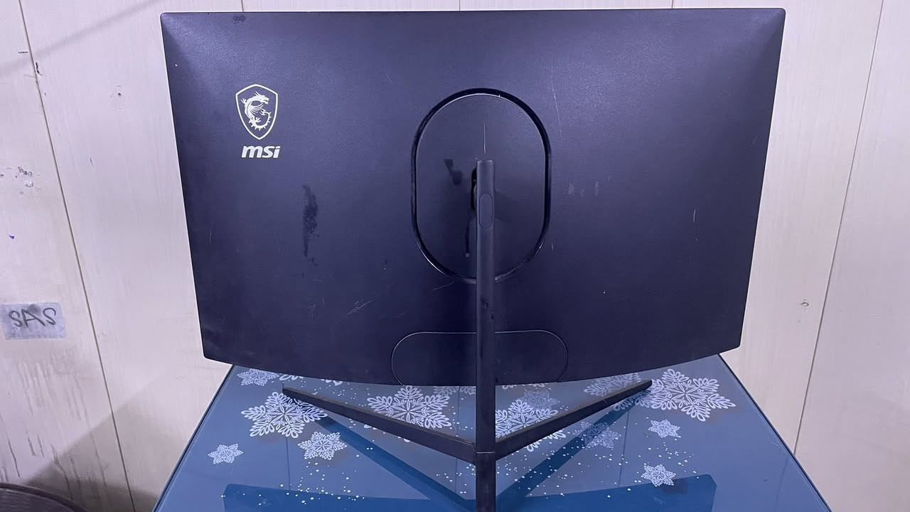 شاشة للبيع الضرر موضح بالصورة السعر 150 +ستاند هدية ***********
Msi pag21cr

Active Display Area (mm): 
521.3952(H)x293.2848(V)
Curvature: 1200R
Panel Type:Samsung VA
Resolution:1920 x 1080 (FHD)
Pixel pitch:0.27156(H) x 0.27156 (V)
Aspect Ratio:16:9
Brightness (nits):280
Contrast Ratio:3000:1
DCR (Dynamic Contrast Ratio):100000000:1
Signal Frequency:55.3~162 KHz(H),48 to 144Hz(V)
Refresh Rate:144Hz
Audio interface:1x Earphone out
View Angles:178°(H)/178°(V)
DCI-P3 / sRGB:91% / 125%
Surface Treatment:Anti-glare
Display Colors:16.7M
Power type:External Adaptor
Power Input:100~240V, 50~60Hz
Adjustment (Tilt):-5° ~ 15°
Kensington Lock:No
VESA Mounting:75 x 75 mm
Dimension (W x D x H)
With Carton (W x D x H):538 x 212.8 x 411.7mm / 21.18 x 8.37  x 16.2 inch 
538 x 91 x 322 mm /  21.18 x 3.58 x 12.67 inch
Weight (NW / GW):3.25 Kg;7.16lbs / 4.71Kg;10.38lbs
Frameless Design:Yes
Note:Display Port: 1920 x 1080 (Up to 144Hz)
HDMI: 1920 x 1080 (Up to 144Hz)
