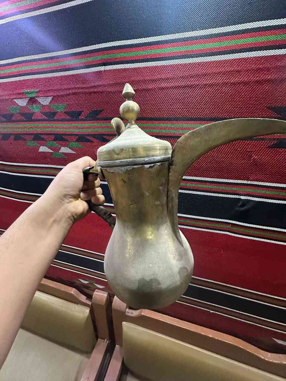للبيع دله رسلان قديم بطن جبيره  يعني مثل المفواره من توصل تشوفه كلش ضخمه  قياس 33سانتيم السعر 100قفل قفل معه التوصيل ***********@إشارة
