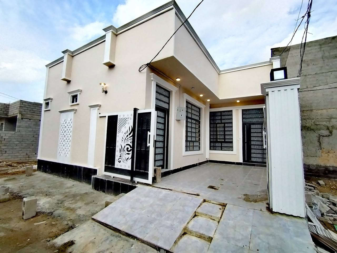 دور الزراعة
دار للبيع ١٠٠ م ١٠ × ١٠  مربع طابق واحد
الموقع بعقوبة تقاطع القدس دور الزراعة الثالثة 
كراج سياره ،، إستقبال ،، مطبخ وصاله كبيره 
غرفة نوم ،، مجموعة صحيه ،، منور ،، بيتونه
بناء حديث جاهز للسكن 
خدمات كامله ماء مجاري تبليط كهرباء 
للأستفسار أكثر اتصل على الأرقام التالية او على الخاص 
وسام اللهيبي ***********
ياسر فارس حسين *********** 
مكتب الجزيرة لبيع وشراء الأراضي والدور السكنية
