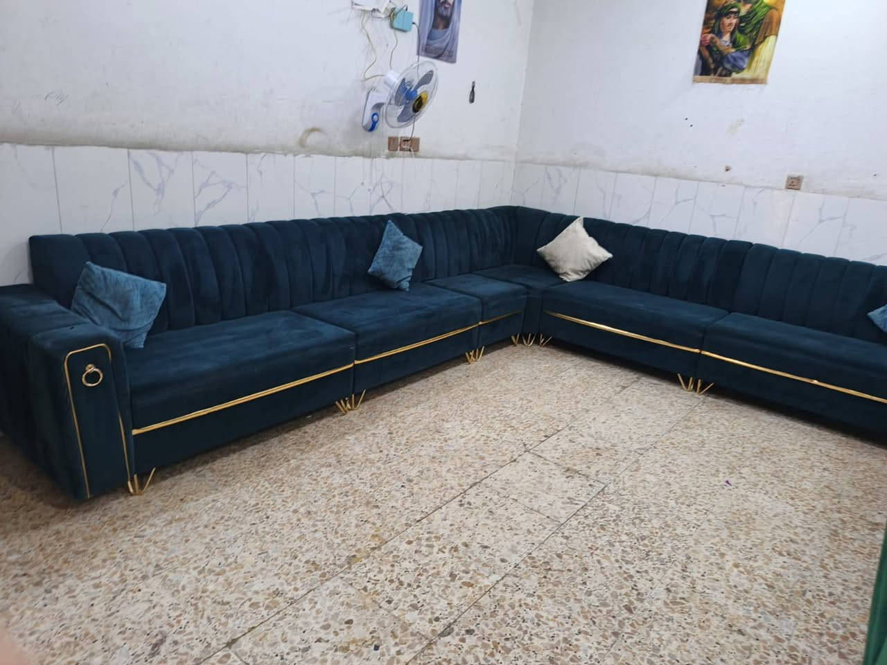 ديوان 10 مقعد نظيف
سعره 220 وبي مجال مكان
 البياع يوجد توصيل بكروه ب واتساب
 ***********
