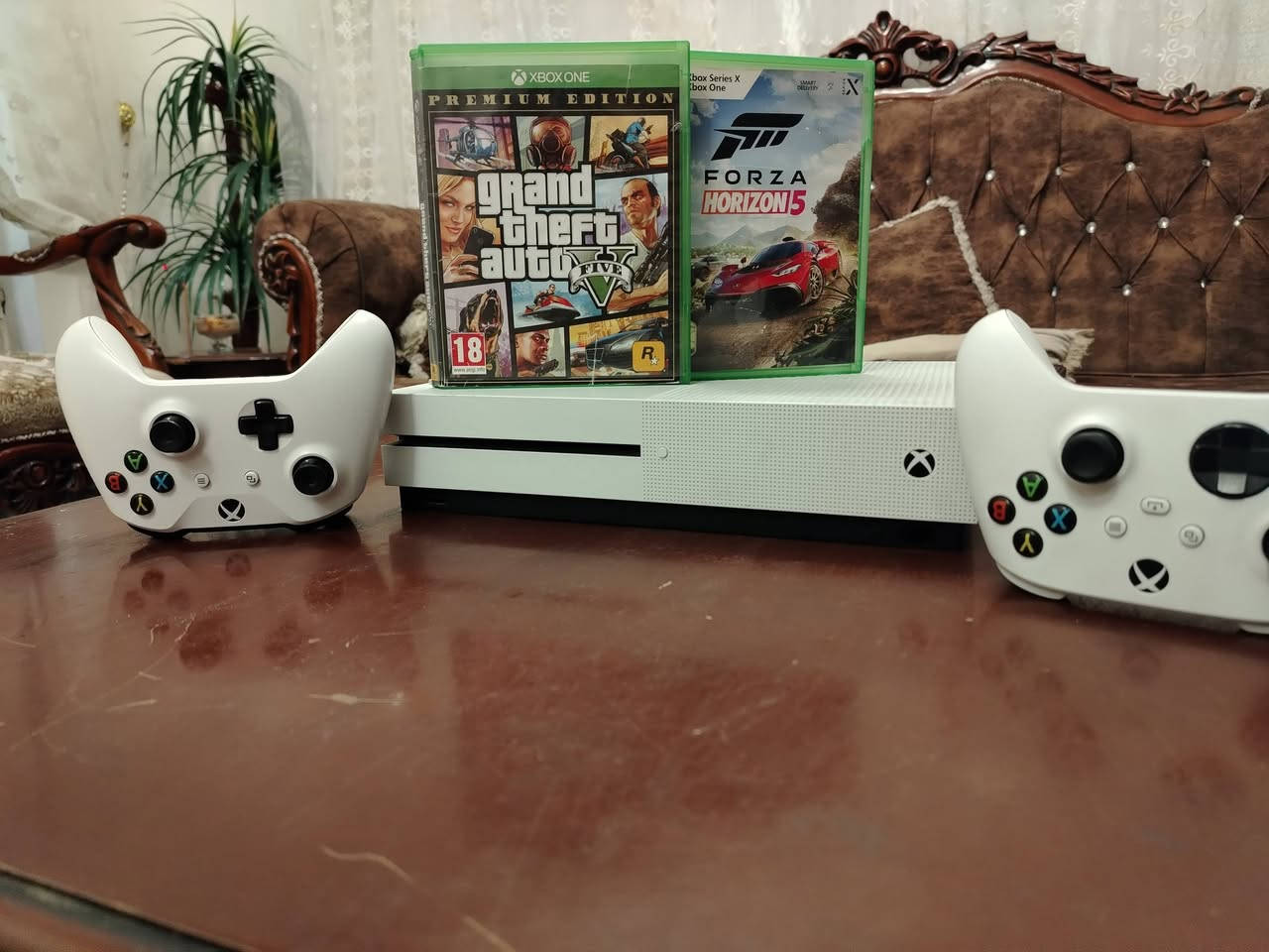 سلام عليكم حبايب اكس بوكس وان اس واحد تيره مع ثنين جوستك وثنين اقراص واحد فورزه هورايزن 5 النسخه الاخيره وقرص GTA 5 نسخه خاصه والاخيره الجهاز جداً جداً نضيف وما داخل تصليح واي عطل ما بي سعر الجهاز 160 وبي مجال بسيط ♕♕رقم *********** ما متوفر ماسنجر فقط واتساب عنوان بغداد
