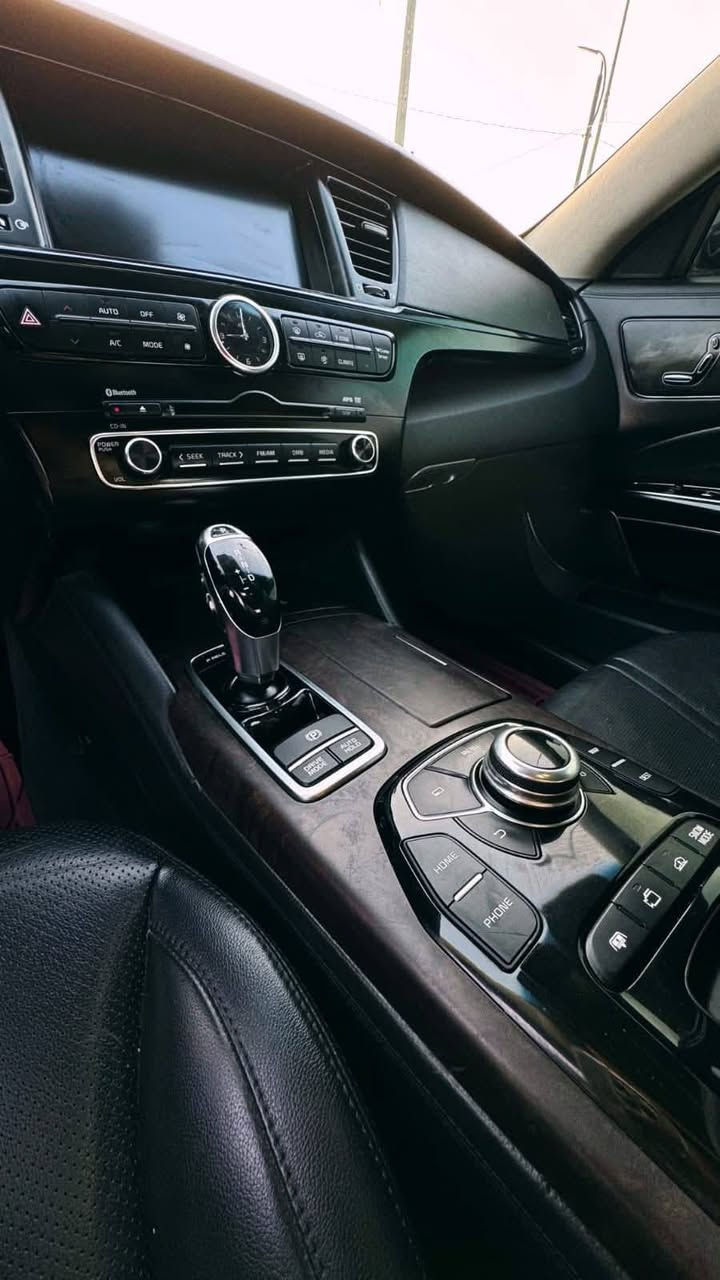 السلام عليكم ورحمة الله
للبيع سيارة كيا كورس موديل 2013 خليجي 
السيارة فول مواصفات   
كصه قماره فقط مشموله بالترقيم
بيه ارقام اصوليه مع ليبل باب مع ليبل جامه (بدون سنويه)
صناعه كوريه ومواصفات المانيه
المواصفات
1- كيا كورس موديل 2013 خليجي  
2- محرك 6 سلندر 3800 
3- ويل كب حجم 18 اصلي وكالة عدد 5 ويل كب 
4- ابواب السيارة ال4 شفط كهرباء 
5- قبق جنطة كهربائي شفط
6- مرايا جانبية كهربائية شفط مع السويج مع حساسات الاجتياز الجانبية 
7- بصمات ابواب عدد 4
8- حساسات امامي خلفي اصل 
9- السيارة 4 كاميرات امامي وخلفي ومرايا 
10- لايتات زينون عالي ناصي مع كشافات دعامية LED 
11- بخاخات لايتات 
12- بردة خلفية كهربائية اصل مع بردات اصلية للابواب الخلفية
13-كشنات متحركه مساج
14- مرايا جانبية حساسة وعاكسة للضوء العالي 
15- غرفة السيارة جلد اسود اصل 
16- كشنات الصدر تحكم فول كهرباء والتحكم داخل الابواب مع ذاكرة كشن
17- كشنات السيارة ال 4 تدفئة وتبريد
18- شاشات اصلية في الكشنات الامامية لعرض ال DVD 
19- تحكم ستيرن جهتين متكامل بلوتوث وحاكية وتحكم صوت وسرعة 
20- رادار امامي لتثبيت المسار والسرعة ومانع التصادم
21- كشنات خلفية واسعة جدا مع تحكم بمجموعة من الايعازات في اللوحة الخلفية 
22- تحكم في التبريد والشاشة الرئيسية والبردة الخلفية من المقاعد الخلفية 
23- تحكم كهرباء في الكشنات داخل الكشن تحكم اضافي 
24- تحكم كهرباء في الكشنات الخلفية 
 
26- وضعيات قيادة عدد 3 طبيعي واقتصادي ورياضي 
27- ستيرن كهربائي الحركة 
28- مع مجموعة من الايعاز في هذا الموديل 
السعر ... 68
مكان السياره ميسان 
***********
