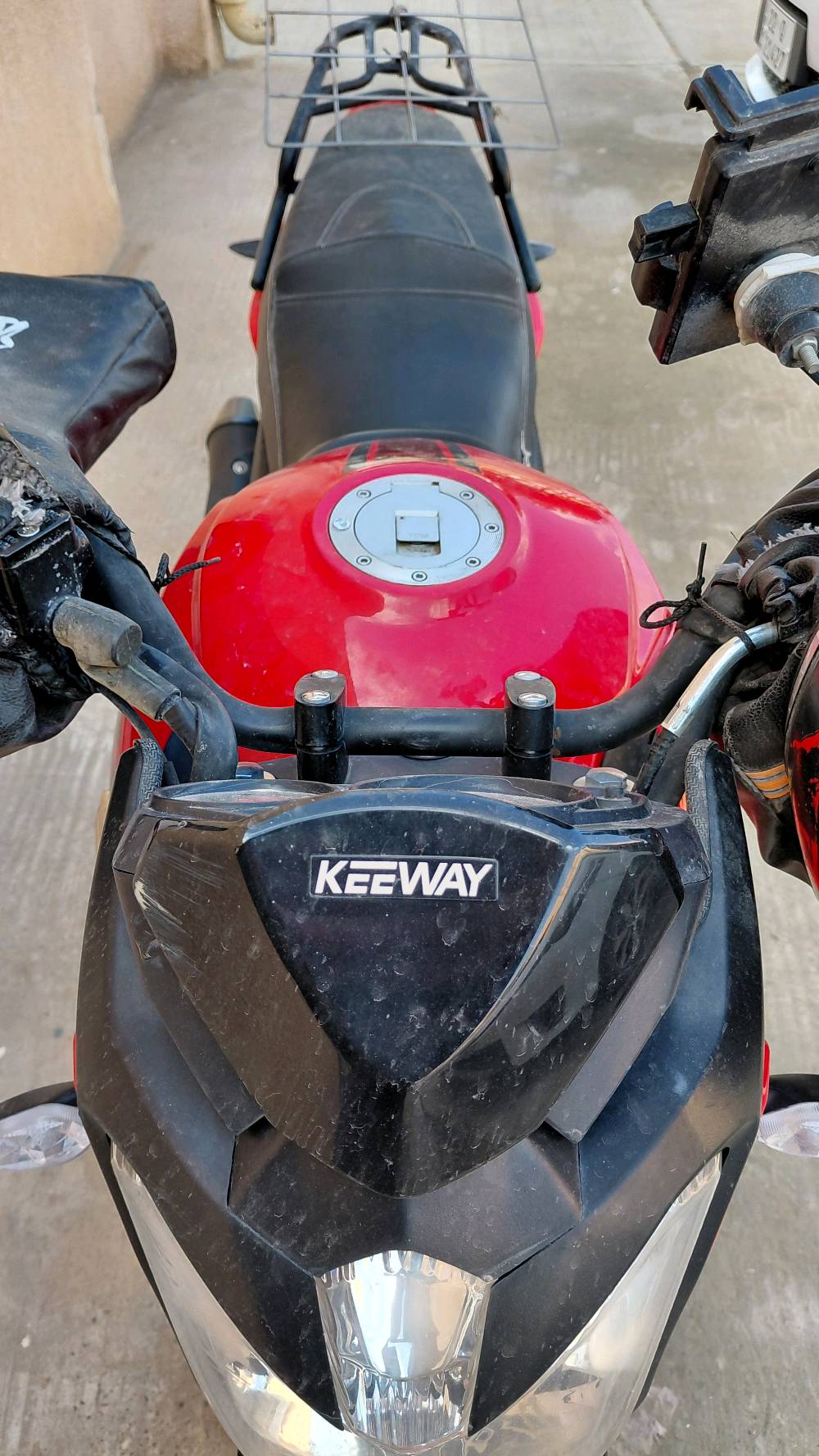 درّاجة نارية من نوع كيوي، لونها أحمر أسود، بحالة جيدة تعمل بمحرك بنزين متين. مناسبة للمدن والطرق الوعرة. فرصة رائعة للراغبين في شراء دراجة قوية وموثوقة.
