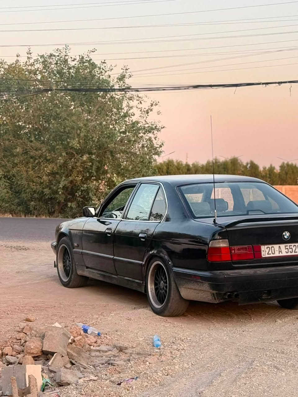 525 مفتوح موديل ١٩٩١ 
بيها ضربه واضحه ب الصور 
تبريد شغال 
رقم ديالى 
باقي التفاصيل تواصل ويا    ***********

ب الف ونص ابيع
