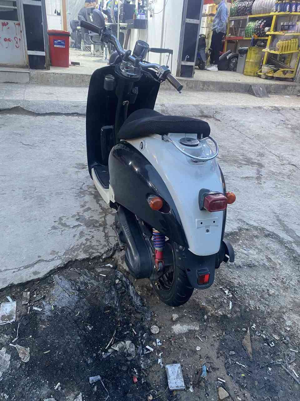 السلام عليكم دراجه عبد الحليم للبيع او مراوس دراجه كامله اي نقص ما بيهه مكينه اتخبل تخم تاير جديد كهربأيات كامله دراجه نكره السعر 275. وبيهه مجال مكاني بغداد الشعب ***********اتصل بيك خير ودلل
