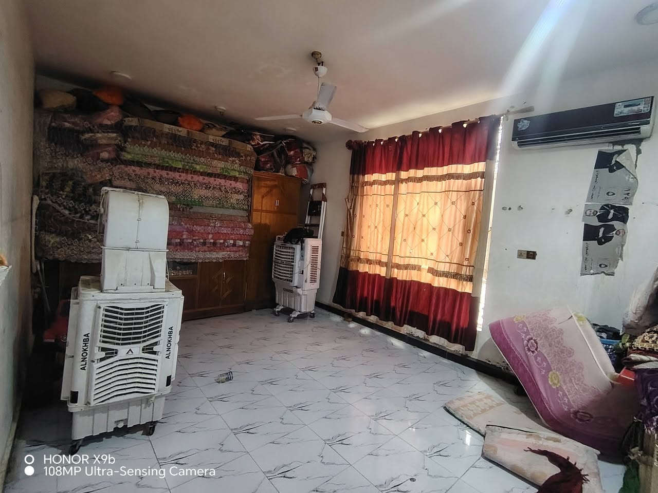 سلام عليكم

دار 250متر 

متكون من:: 
غرفتين نوم+استقبال+صالة+مطبخ +صحيات داخلي وخارجي+ حديقه++مع سبلتين عمودي وجداري 

المكان الكوت شارع النفط قريب عل حولي
(للاستفسار والسعر عل رقم) 
اثير***********
اسيا***********
