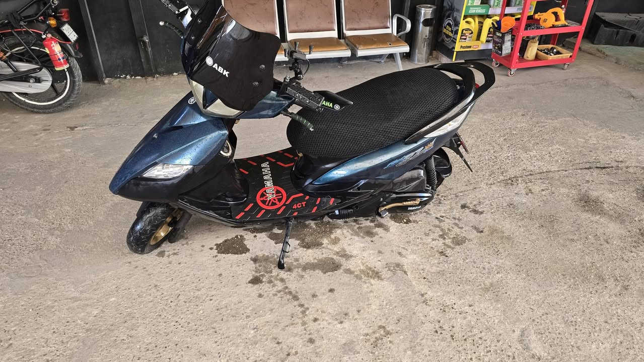 سلام عليكم ماكس ثعلب للبيع الدراجة كاملة فول نكرة سلف كهرباء كلشي شغال مرتبة من كلشي لايتات لدات جوة الصندوك مري قلاب جامة أمامية الدراجة اني صابغها متعوب عليها كلش مكفولة مالتي  المحرك جديد مبدل كلشي بي الدراجة احلة من الصورة تجي وتشوف مكاني بغداد الصليخ ***********  السعر 800
