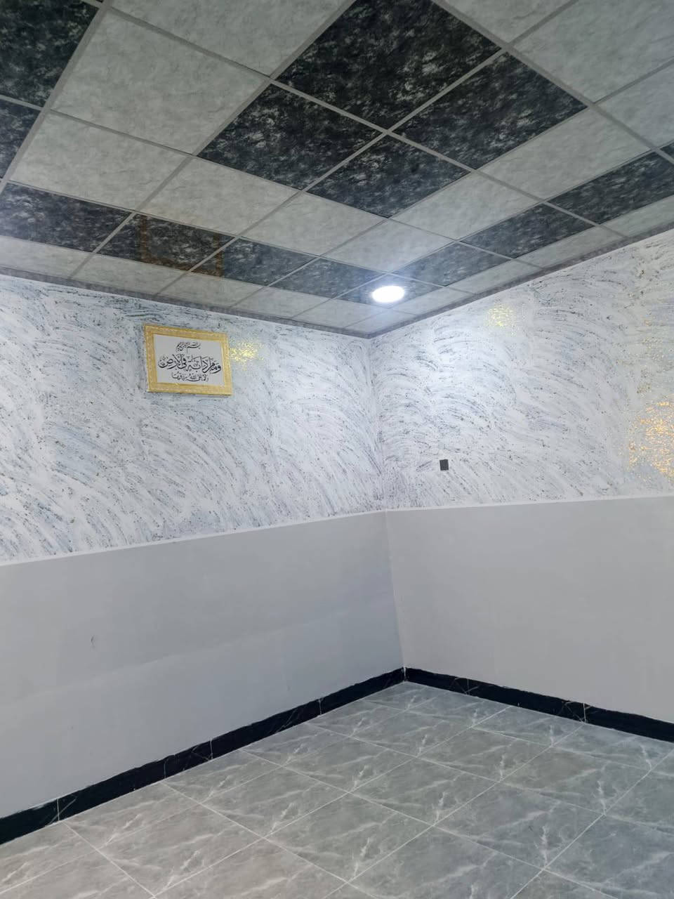 السلام عليكم 
دار للبيع في حي الانتصار من جهة الميثاق ١٠٠ متر سكني شرط التحويل طابق ونصف يتكون من غرفتين واستقبال وهول ومطبخ ومشتملات بناء حديث تسليم فوري اتجاه قبلة مغلف بالبورسلين والسيراميك والسقوف الثانوية 
يمكنكم التواصل معنا عبر الأرقام التالية أو زيارتنا في مكتب الشلال للعقار 

***********
***********
