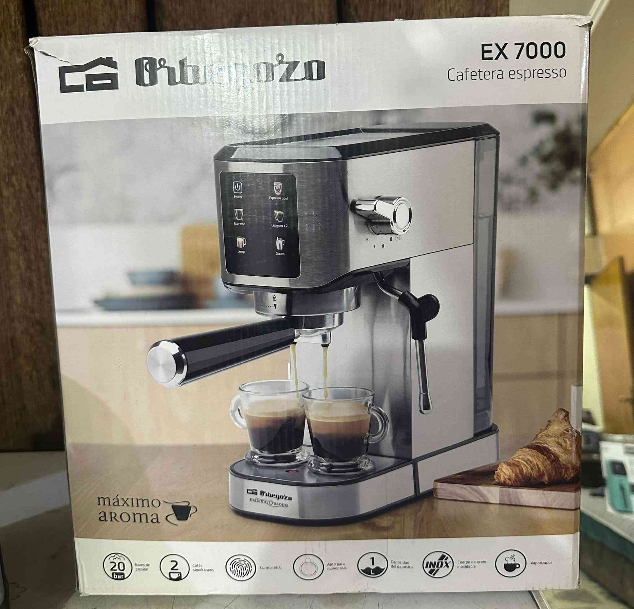 تظهر الصورة علبة ماكينة تحضير قهوة إسبريسو Orbegozo EX 7000، وهي ماكينة شبه أوتوماتيكية مخصصة للاستخدام المنزلي.أهم مواصفات الماكينة:قوة الضغط: مضخة قوية بضغط يصل إلى 20 بار لاستخلاص نكهة غنية ورغوة كريمية ممتازة.القدرة الكهربائية: محرك بقوة 1350 واط يوفر تسخيناً سريعاً وكفاءة عالية.شاشة التحكم: لوحة رقمية تعمل باللمس (Touch Panel) مع أيقونات ملونة ومضاءة لتسهيل الاستخدام.سعة خزان الماء: خزان شفاف قابل للإزالة بسعة 1 لتر، مع فتحة علوية تتيح تعبئته دون الحاجة لفكّه.الوضعية والمشروبات: تدعم إعداد كوب واحد، كوبين، القهوة الطويلة (Long Coffee)، الإسبريسو البارد، والتبخير.نوع القهوة: يمكن استخدام القهوة المطحونة أو الكبسولات الورقية المضغوطة (Single-dose / Pods).ميزات إضافية: سطح علوي من الستانلس ستيل لتسخين الفناجين، صمام أمان ضد الارتفاع المفرط للحرارة، وعصا تبخير قابلة للتعديل لتحضير رغوة الحليب.


**إذا كنت صاحب هذا الإعلان وتريد حذفه لأي سبب، رجاءا أرسل رسالة إلى الدعم الفني**