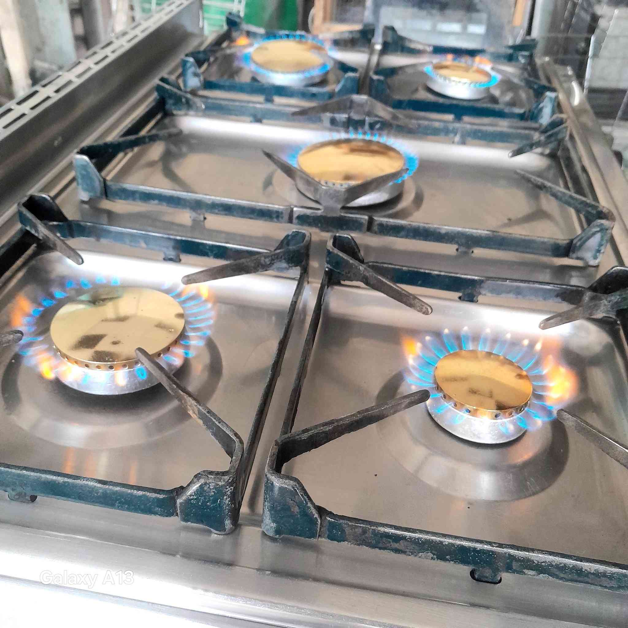 يالله طباخ عشتار ديلوكس  ٥ مشاعل استيل باب اول كوله شغال وعلى الفحص عندك طباخ قديم اراوسك العنوان حي النداء شارع المكاتب وتساب مازنجر موجود ***********
