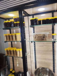 فاترينا عرض 60 سم وارتفاع 170 عدد ثنين  خمس رفوف الوحده سعرهم 75 مكان ...