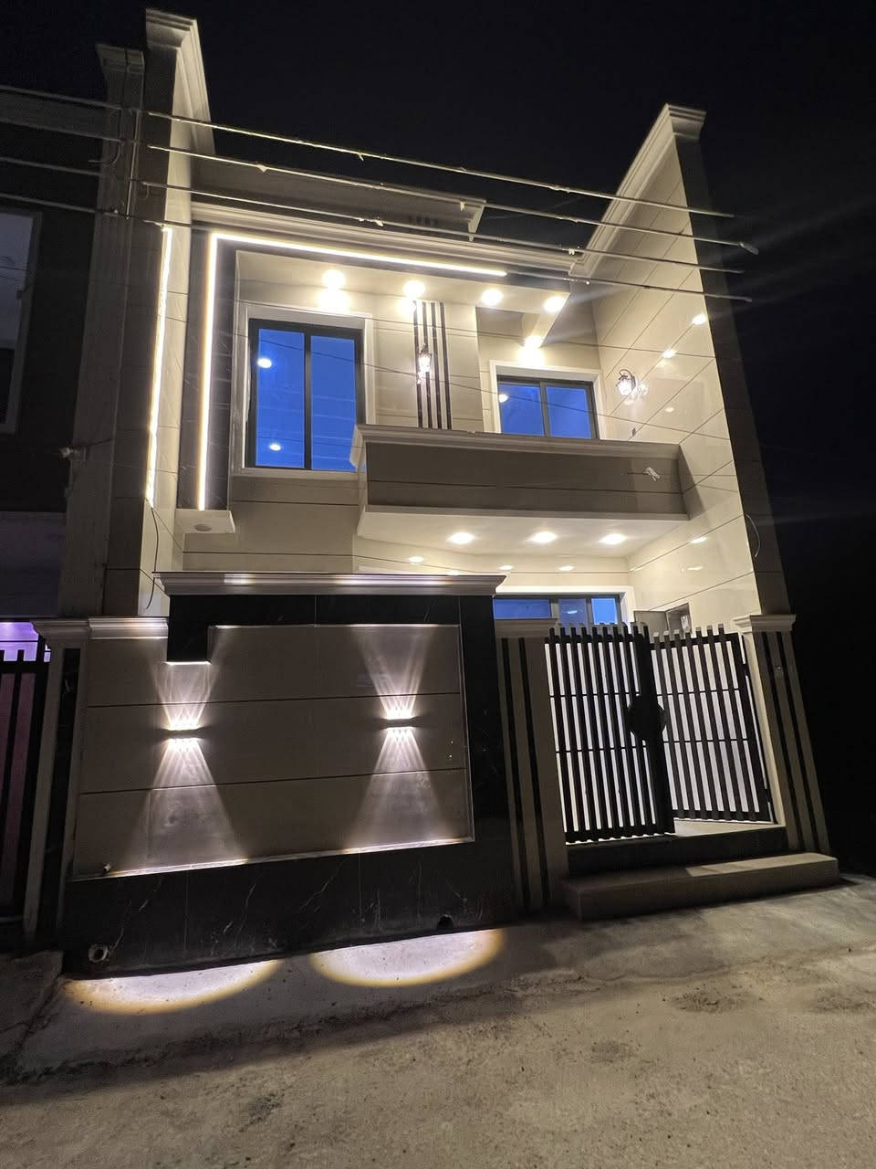بسم الله ماشاءالله
🏠#دار_للبيع   100متر واجهيه 6،25متر نزال 16متر
  طابقين   بناء حديث وتصميم متكامل ✨️

يحتوي البيت. ع[3غرف نوم -استقبال -صحيات عدد 2- صالة- ومطبخ] البيت شغل درجة اولى 

مع الخدمات[ماي-كهرباء-تبليط]✨️

🔴ملاحضه البيت جاهز للسكن 🔑

⬅️نوع العقار  طابو زراعي سند 25 اقرار محكمه 

⬅️العنوان #بغداد_الدوره_البوعيثه   
       مجمع الحليم 
🔴للاستفسار  خاص او الاتصال ع  الرقم 
☎️***********
