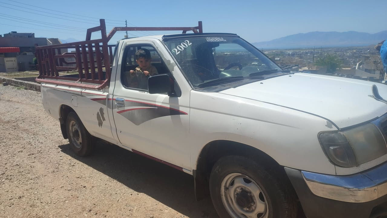 نیسان 2002
سەنەوی بەغدای لەگەلە
سەیارەکە بئ بۆیاخە
پێشو پشتی کەپسە
گێرو بەشەرت
مەکیـــــنەی بەشەرت
سەیارەکە هی مالانەو هی مەعرەز نیە
توندو تۆلی بەشەرت
ســەیارەکە نــمونەیە
مالی دۆستە
مشتەرری تێل بکات
***********
***********

