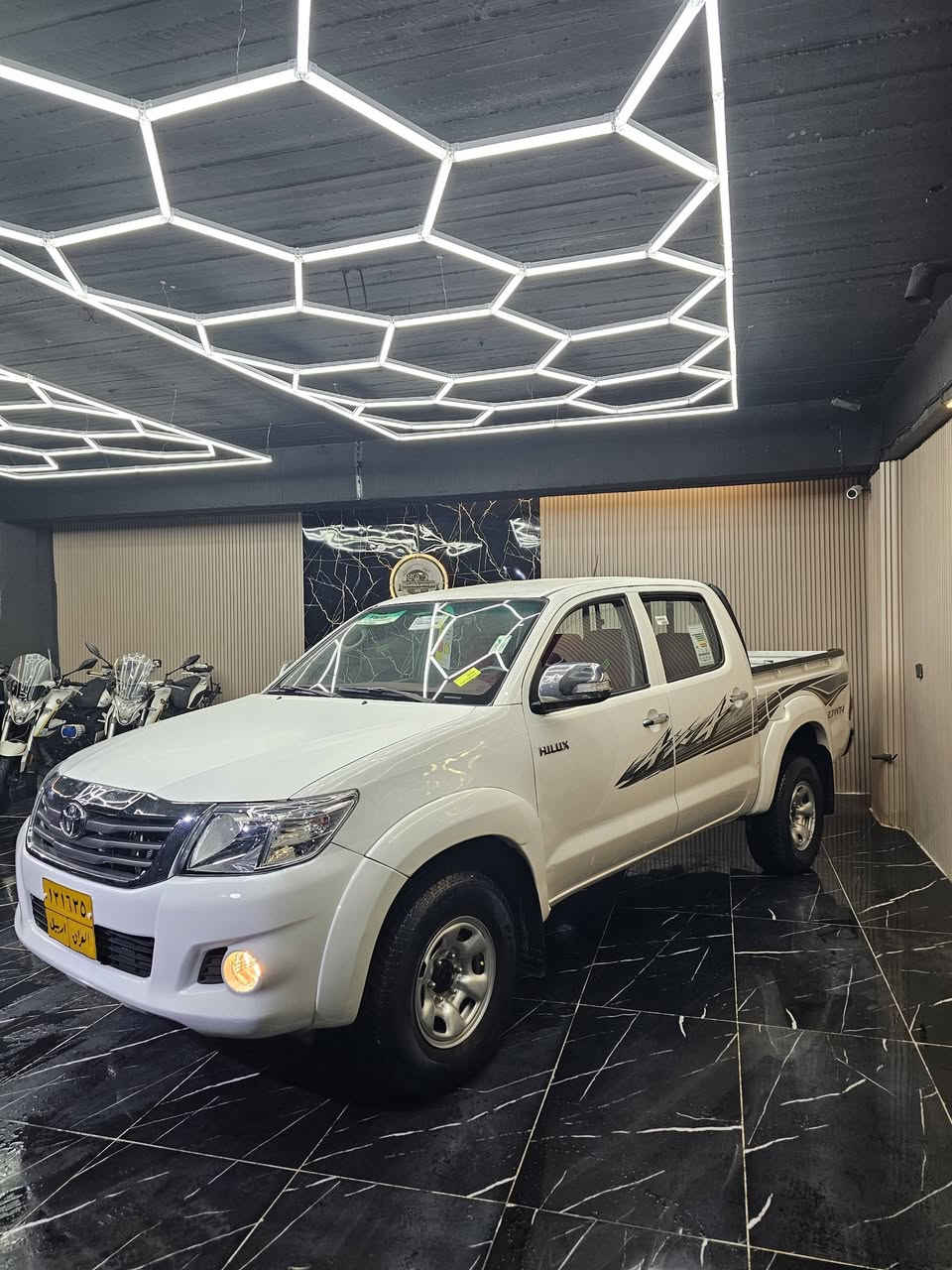 مەرزیە ٢٠١٣
مەکینە سوپەری گاز  ٣٠٠٠ مەرغوب 

نیو بۆنیتی بۆیاغە بێ ناو گرتن بە شەرت 

گێڕو مەکینەی بەشەرت   تازە تەعمیر کراوە هەموی 
 
پێشی توند کراوەتەوە

٤ تایە و ویلی  لۆک 

سەنەوی تا ٢٠٢٨ تازەیە 

هەموو گیانی بە شەرت  بێ تەقەو رەقەیە

١٦٨ گەڵا 

***********
