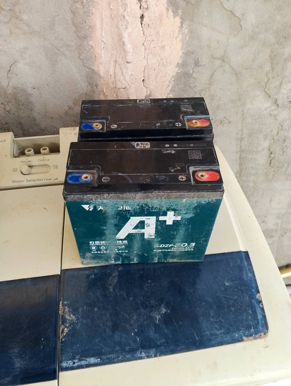 بطاريات للبيع يقرن 8 كلهن عدد 5 سعر 60 وبيهن مجال بصيط للستفسار ***********    ***********
