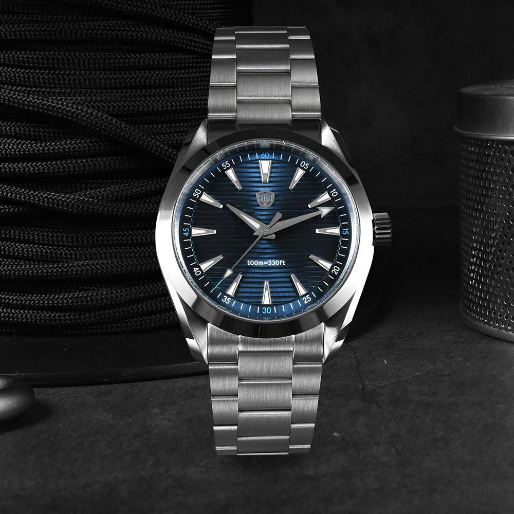 السلام عليكم هذه الساعة هي Watchdives WD0006، وهي ساعة رجالية بنمط عتيق (Vintage) مستوحى من تصميمات "Aqua Terra" الشهيرة. تتميز بميناء أزرق داكن مع خطوط أفقية وهيكل من الفولاذ المقاوم للصدأ.
المواصفات الفنية الرئيسية:
المحرك (Movement): تعمل بمحرك كوارتز ياباني من نوع Japan VH31 Sweep Second، والذي يتميز بحركة عقرب ثوانٍ انسيابية تشبه الساعات الميكانيكية.

الزجاج: تأتي بزجاج من الياقوت الكريستالي (Sapphire Crystal) المقوس والمقاوم للخدش، مع طبقة طلاء AR لزيادة الوضوح.

المقاسات: يبلغ قطر الساعة 38 مم، مما يجعلها مناسبة جداً للمعاصم الصغيرة والمتوسطة.

مقاومة الماء: مقاومة للماء حتى عمق 100 متر (10 بار)، وهي مزودة بتاج وغطاء خلفي يُغلق بالبراغي لضمان الحماية أثناء السباحة.

الإضاءة: تحتوي على مادة BGW9 Luminous التي توفر توهجاً أزرق واضحاً في الظلام


**إذا كنت صاحب هذا الإعلان وتريد حذفه لأي سبب، رجاءا أرسل رسالة إلى الدعم الفني**