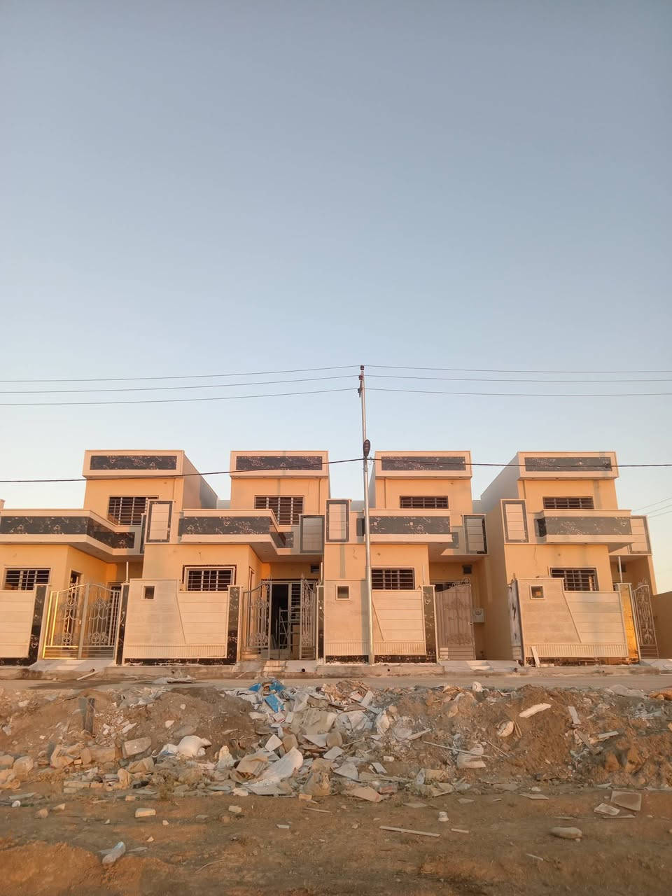 اربع بيوت للبيع في حي الملايين الثاني مجمع الملك سند 25 زراعه مساحه الدار الواحد 110 متر الواجهه 6 النزال 18 قيد الانشاء تسليم مفتاح السعر 65 وبيها مجال الاتصال على الرقم الموجود على الشاشه) ***********) ***********
