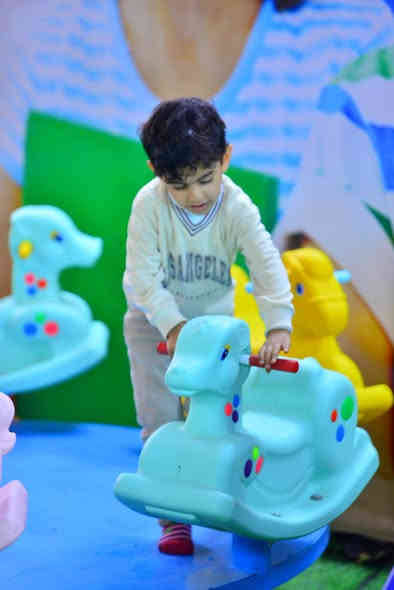 ---

🎉 نعلن عن افتتاح روضة ألوان الطفولة 🎉
✿ حيث نصنع بيئة تعليمية آمنة، ممتعة، ومحفزة لأطفالكم ✿

مميزات روضتنا:

🌟 نظام كاميرات مباشر
نوفر خدمة مشاهدة الطفل عبر كاميرات خاصة، تُمكّن ولي الأمر من الاطمئنان على طفله في أي وقت خلال اليوم.

📚 منهج تربوي متكامل
يعزز الإبداع، والمهارات الحركية، والقدرات اللغوية والاجتماعية.
🧑‍🍼نوفر قسم الحضانه لاطفالكم ✨حضانتنا بيت ثانِ لطفلك✨نوفر بيئة امنه تعليميه دافئة مليئة بالحب والاهتمام؛ نهتم بتنمية مهاراتهم وقدراتهم من خلال انشطه ممتعه ومناسبه لاعمارهم؛ اعمار تسجيل الحضانه من ٦اشهر إلى ٣ سنوات 
👩‍🏫 كادر تعليمي مؤهل
طاقم مميز من المعلمات المتخصصات في الطفولة المبكرة.

🏡 بيئة آمنة ومجهزة
صفوف مريحة، ملاعب آمنة، وأنشطة ممتعة تناسب أعمار الأطفال.

🎨 أنشطة يومية ممتعة
(فن – رسم – موسيقى – قصص – مهارات حياتية).

✨ استقبال التسجيل
 الآن ✨
سجّل طفلك وامنحه بداية مليئة بالألوان والتميز!اعمار  تسجيل الروضه من عمر ٤سنوات الى ٦سنوات للاتصال على الأرقام التأليه *********** للاستفسار الاتصال خاص أو واتساب على رقم روضه
