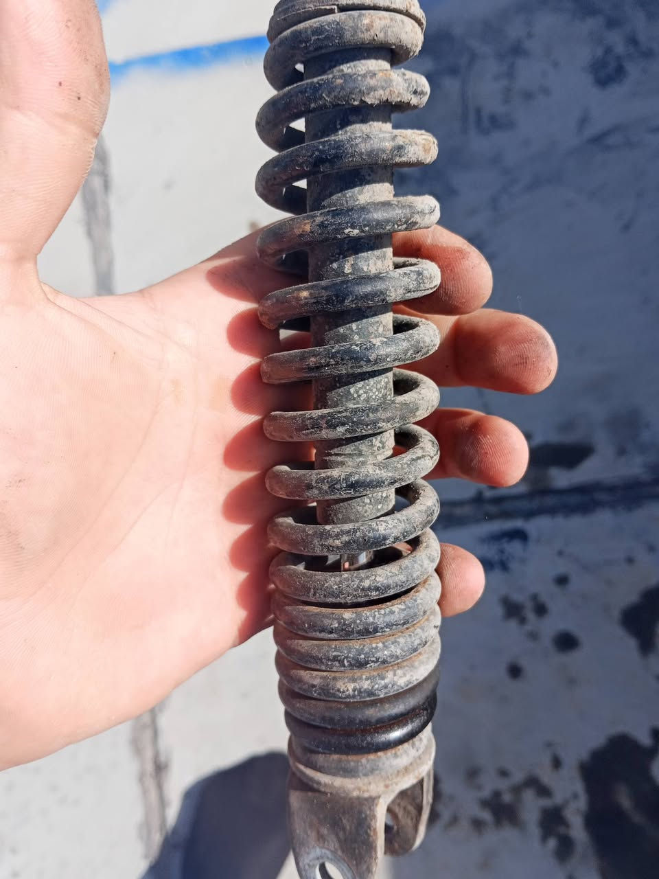 سلام عليكم غراض اصلية مكاني بغداد حي الجامعة رقم الهاتف ***********
