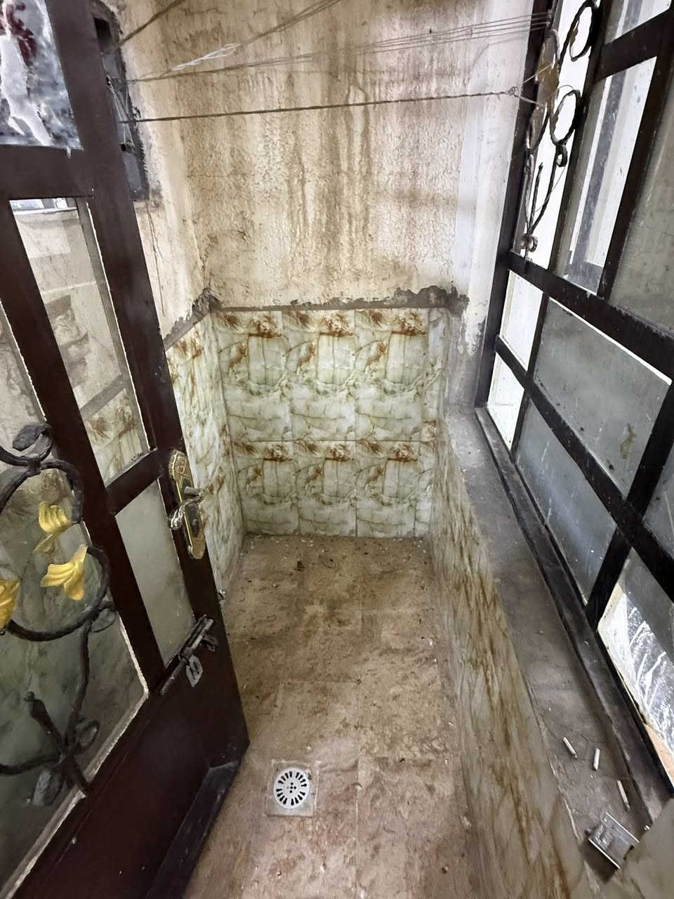 دار للايجار النجف حي السواق ١٠٠ متر يحتوي على غرفتين نوم وصاله واستقبال ومطبخ الاستفسار مكتب النقاء ***********
