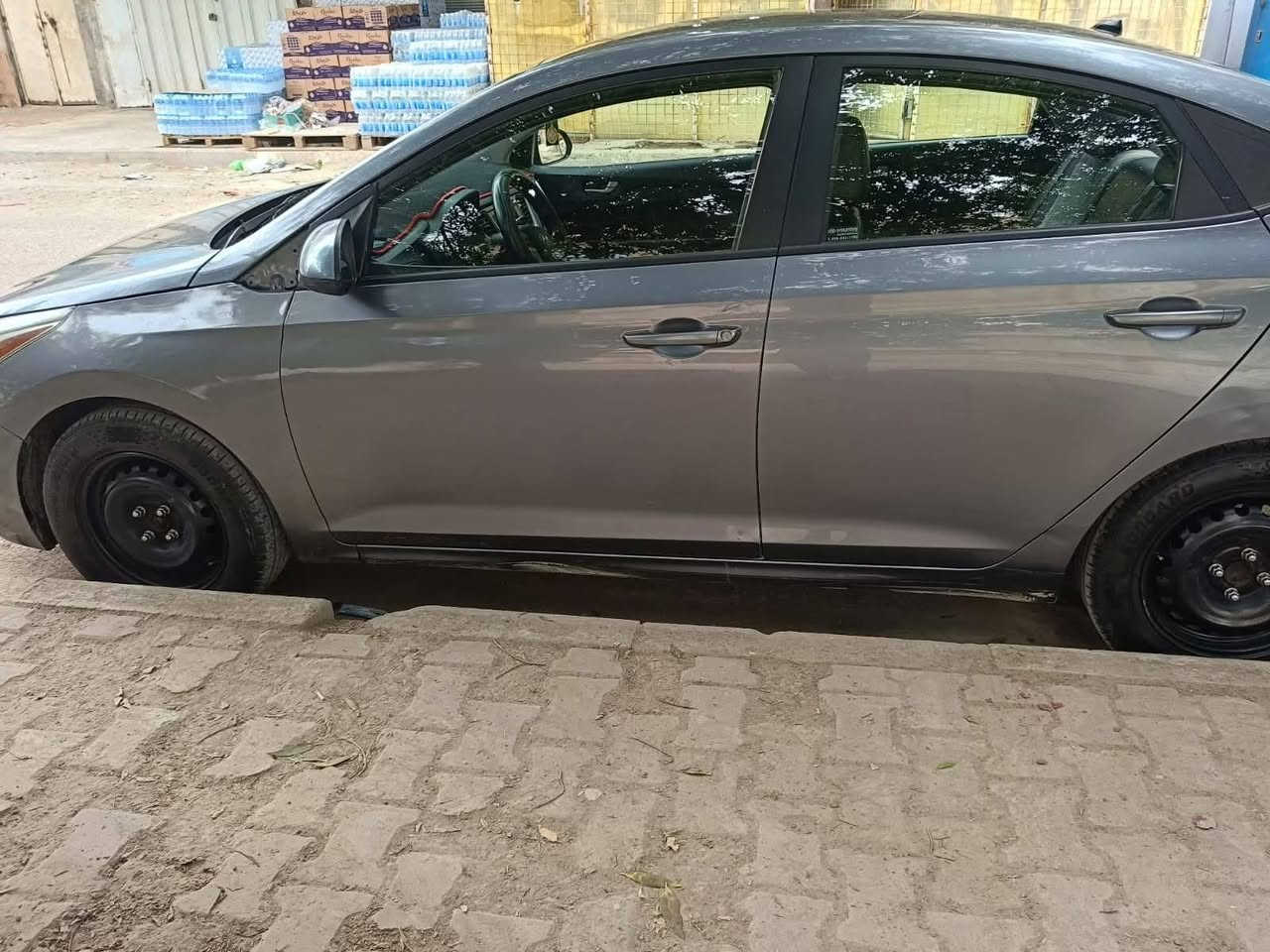 سلام عليكم
اكسنت موديل ١٩ 
وارد امريكي مكينة 1600
ماشية 40 الف مايل
والسيارة بيه طخات بسيطة 
سعر 105 وبيه مجال
***********
