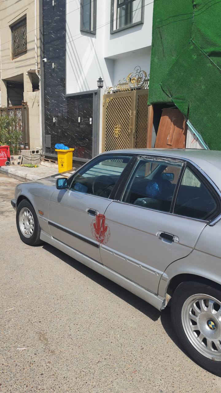 السلام عليكم بي ام دبليو 525 ماكينتها مفتوح اوتوماتيك بيها تنقيص رقم بغداد مشروع موازي راعيها يمي بالبصره وانا بصره كهربائياتها شغاله تبريدها شغال بارد واللي يريد تفاصيل اكثر مصورها فيديو للدواخل ومن برا
*********** البصرة, العراق
