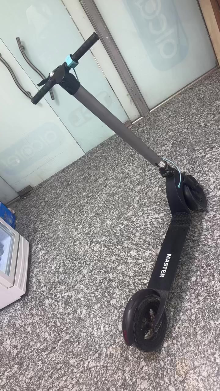 السلام عليكم
سكوتر كهربائي  شحن 
مستعمل للبيع نظافة 80‎%
4 سرع 
شركة ماستر اصلي 
سرعته 35  كم  حقيقي بطاريه ليثيوم 
كلوب لد 
بريك شغال وبحاله جيده السكوتر 
شاحنته موجودة 
السعر 250 الف دينار وبي مجال قليل 
مكاني بغداد / زيونه شارع الربيعي 

م / ***********
