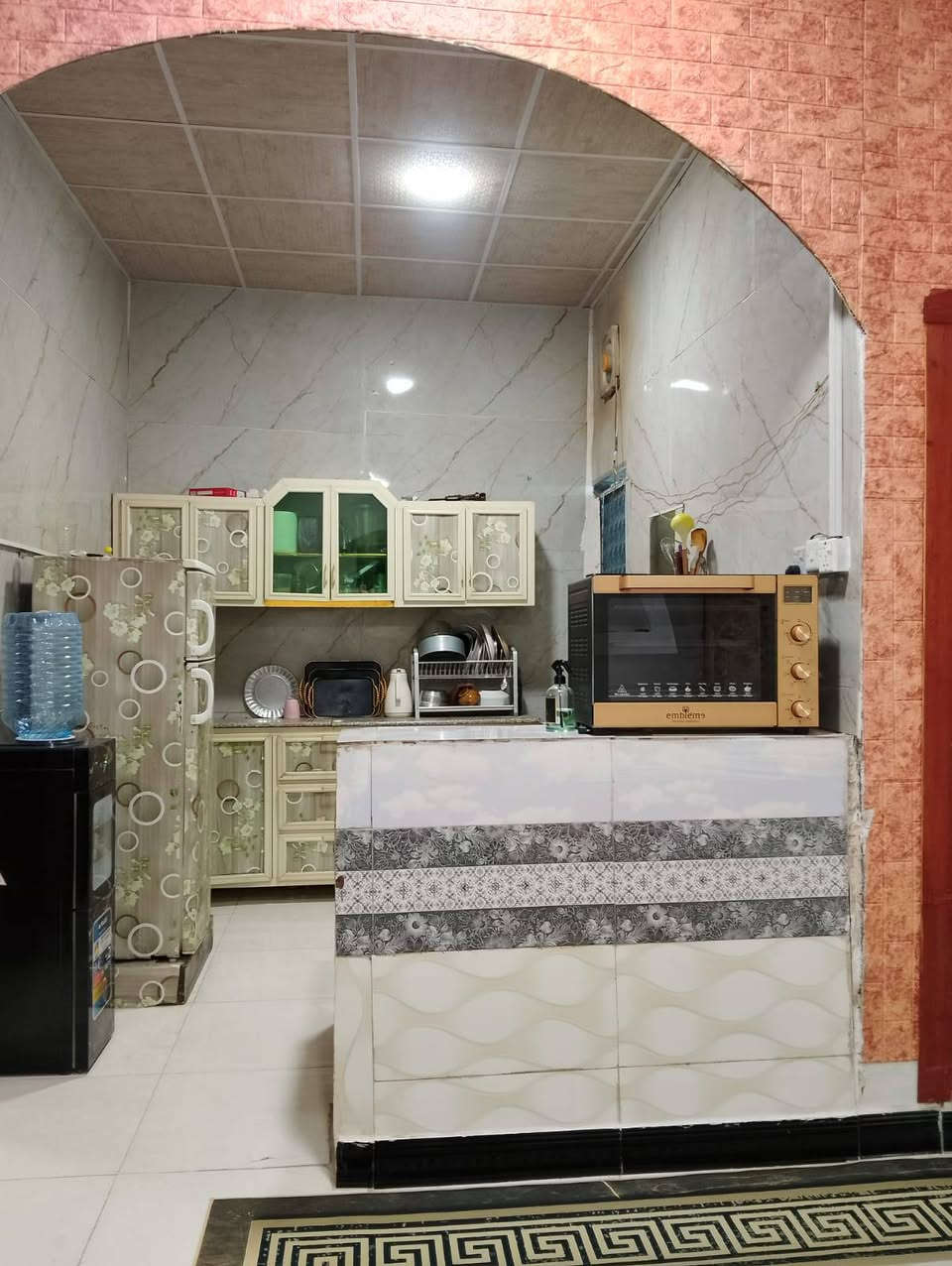 يالله سلام عليكم بيت مساحه البيت م150البيت بنه بلوك سنه  البنه 2023 سكف البيت سندويج الساس كله مسلح يتكون البيت من غرف 2+ديوانيه +صاله مفتوحه ع المطبخ صحيات داخليه وخارجيه عنوان الدار التنومه صالحيه قرب سيد جابر سعر الدار 53وبي مجال هاتف ***********
