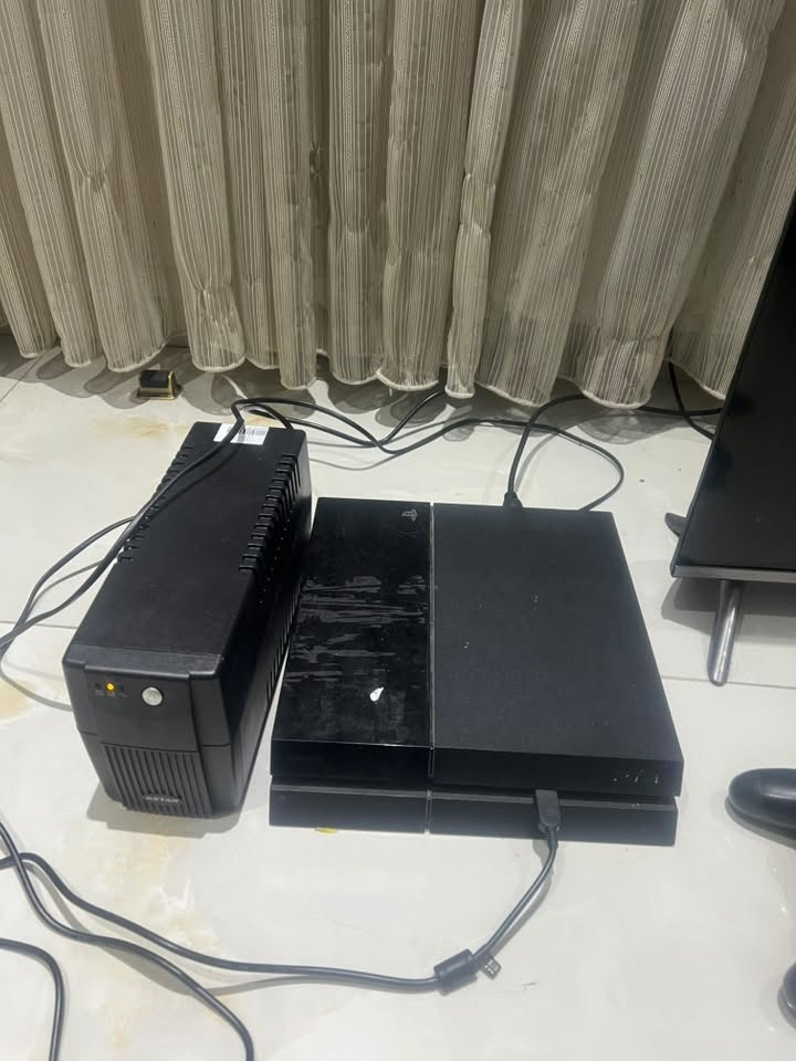 السلام عليكم بلي فور فات 500g اونلاين ويا يدات اصليه عدد 2  و يو بي اس جديد مستخدم اربع ايام فقط مع 5 اقراص نضيفه سعر 260 العنوان بغداد البلديات ***********
