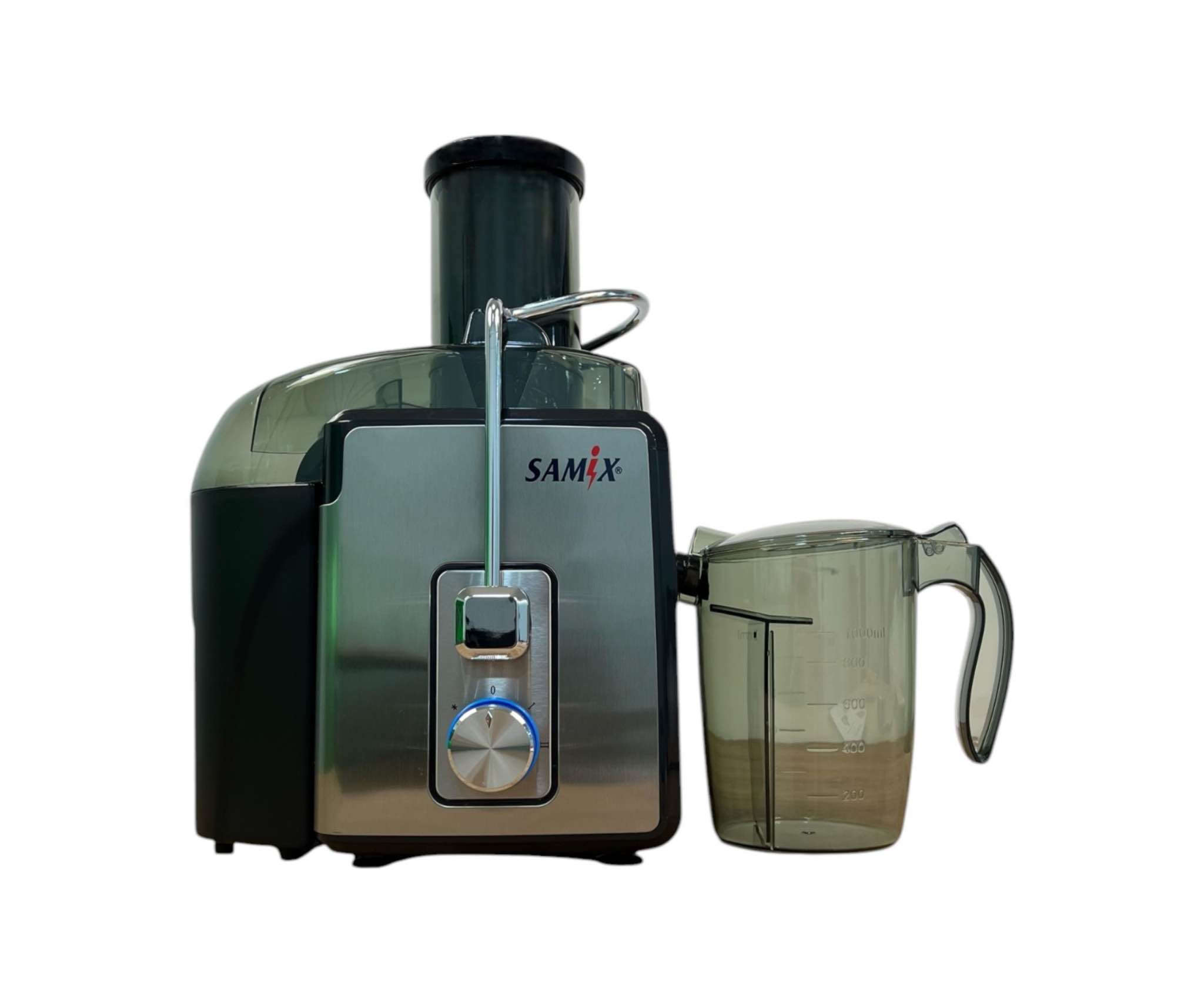 معصارة الفواكه ماركة SAMIX

المميزات

محرك نحاسي قوي بقدرة 700 واط

يمنحك أداءً فائقًا لاستخلاص أكبر كمية من العصير بسرعة وكفاءة، مع نظام حماية من ارتفاع الحرارة لضمان عمر طويل للجهاز

فوهة إدخال واسعة 75 ملم

تصميم واسع يسمح بإدخال الفواكه والخضروات كاملة دون الحاجة إلى التقطيع المسبق، مما يوفر الوقت والجهد

سرعتان لاستخلاص العصير

السرعة الأولى: مناسبة للفواكه الطرية مثل البرتقال، البطيخ، والعنب

السرعة الثانية: مثالية للفواكه والخضروات الصلبة مثل الجزر، التفاح، والزنجبيل

فلتر شبكي من الستانلس ستيل

مصنوع من الفولاذ المقاوم للصدأ، مما يضمن استخلاص عصير نقي وصحي دون شوائب

حاوية لب كبيرة بسعة 1200 مل

تتيح لك تحضير كميات كبيرة من العصير دون الحاجة إلى تفريغ اللب باستمرار

سهولة التنظيف والتخزين

أجزاء العصارة قابلة للفك والتركيب، مما يجعل تنظيفها سريعًا وسهلاً

تحتوي على وعاء لب قابل للإزالة لتسهيل عملية التنظيف

تصميم أنيق ومتين

هيكل من الستانلس ستيل عالي الجودة يمنح العصارة مظهرًا عصريًا وأنيقًا

قاعدة ثابتة تمنع الاهتزاز أثناء التشغيل

تشغيل آمن وسهل الاستخدام

مزودة بقفل أمان يمنع التشغيل غير المقصود

قاعدة مقاومة للانزلاق لضمان استقرار الجهاز أثناء الاستخدام

ضمان لمدة سنة من تاريخ الشراء

المواصفات الفنية

الجهد الكهربائي: 220-240V، 50-60Hz

سعة حاوية العصير1000 مل

مادة الفلتر والإطار ستانلس ستيل ناصرية, ذي قار


**إذا كنت صاحب هذا الإعلان وتريد حذفه لأي سبب، رجاءا أرسل رسالة إلى الدعم الفني**