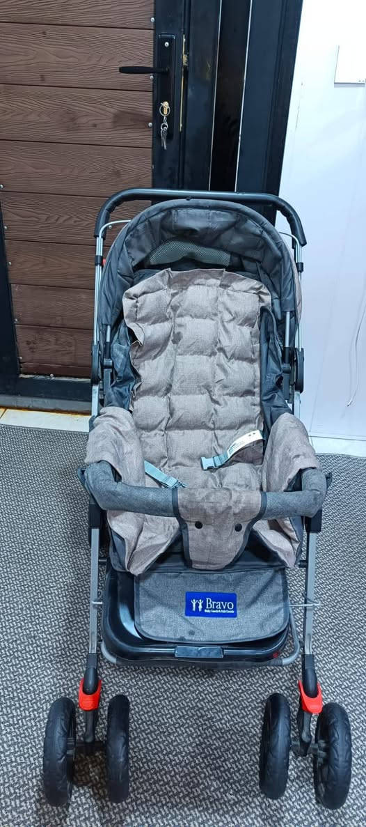 للبيع عربانة اطفال نوعية Bravo  مستعملة شي قليل الظهر. يصير كعدة ونوم
مريحة كلش وجبيرة تايراتها نظيفة
وتندفع من الخلف ومن الامام كما موضوح بالفيديو 
السعر ٣٥ وبيها مجال  مكاني بغداد ساحة ميسلون  للاستفسار ***********
