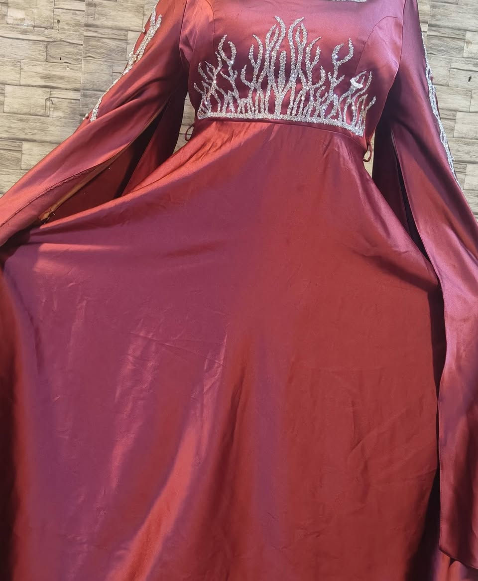 فستان جديد ملبوسه لبسه وحده اخذته ب 75 اريده ب 35 الف 
موصل حي النور 
***********
