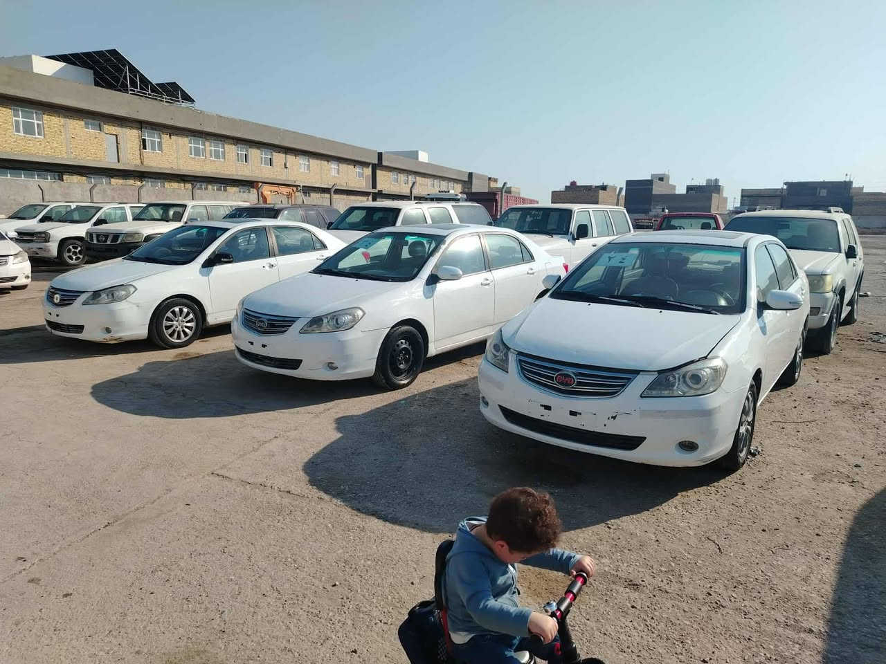 السلام 
بي واي دي G3 ٢٠١٥  شرط المحرك والكير كهربائيات كلها شغاله. تبريد تدفئة تخم تايرات تحكم ستيرن صدر امامي خلفي كله جديد السياره ما ناقصها اي شي. 
مكان السياره الكوت البوابه طريق كوت بغداد
***********
***********
