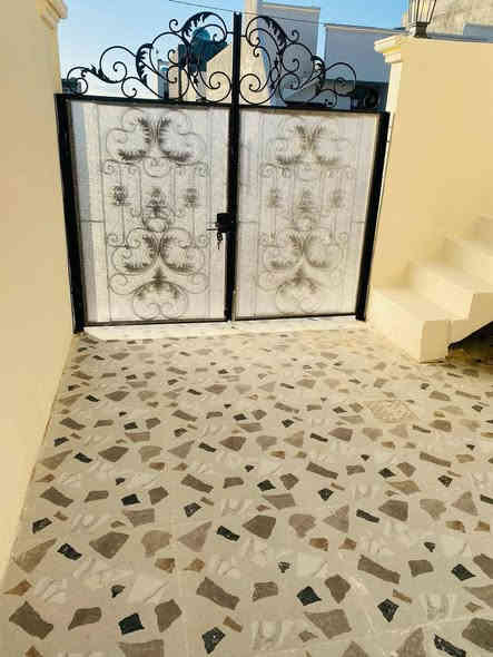 سلام عليكم للبيع بيت 100متر جديد صفر  فول فول سراميك سقف ديكور تبريد مركزي واجة فلين تركي اناره مخفيه يتكون غرفه نوم مبطخ حار مطبخ بارد حمام تواليت غربي هول وستقبال وتواليت شرقي وحوش البيت يصير غرفتين نوم بي خدمات كامل  العنوان كركوك حي بدر فرع صيدلية الغدير  السعر 39 بي مجال تواصل ***********
  ‎***********
