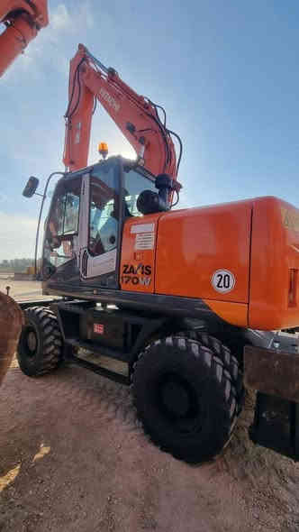 السلام عليكم للبيع حفاره هيتاشي زت ثري تاير مكفوله كفاله عامه منفيس دخول جديد حجم 170 تايرات الشركه مامشتغله بالعراق ماسسه *********** العنوان بغداد مكلف بل نشر مو تراسلني وتريد تفاصيل خابر وتدلل
