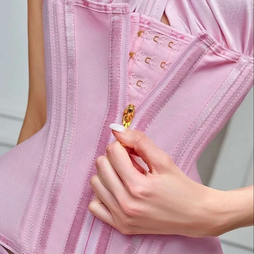 مشد الكولومبي ⌛🩱
مشد علاجي وللمناسبات مشد للبطن والظهر ينحت الخصر بشكل رباعي ينزل من مقاس الخصر اكثر من ١٥ سانتي وقت لبس علاجي وقت الالتزام ٨ ساعات باليوم عبارة عن مشد واحد  طباقي وسحاب  لنحت وشد البطن لما بعد الولادة الطبيعية والقيصرية او الي مو والده ✅😍😍😍بس الي تعاني من بروز البطن بشكل كبير

يعمل ٣ مرات علي شد الترهلات البطن وتنحيف حجم الخصر مع المداومة بالأستعمال😍

يعمل علي تقليل الشهية لانه يضغط بشكل كبير علي البطن✅

أستعمال بعد الولادة يرد البطن لشكلها الطبيعي ويقوم عضلات البطن المترهلة..✅
يسند الظهر ويقومه✅
ينفع لعمليات الشد والنحت والشفط ✅
بشكل عام يعمل على تنحيف ورسم الخصر✅
ينفع حق النادي والرياضة ✅
يستخدم بعد الولادة الطبيعية بعد ٣ ايام ✅ والولادة القيصرية بعد ٤٥ يوم ✔️

مشد خصر الساعة الرملية 
بديل النحت والشفط
خامة درجة اولى

13 مسند حديد لمنع الالتفاف
15 خط كلبسات

M - L - XL - 2XL - 3XL 

صنع في كولمبيا 🇨🇴
 

توصيل جميع المحافظات🇮🇶


**إذا كنت صاحب هذا الإعلان وتريد حذفه لأي سبب، رجاءا أرسل رسالة إلى الدعم الفني**