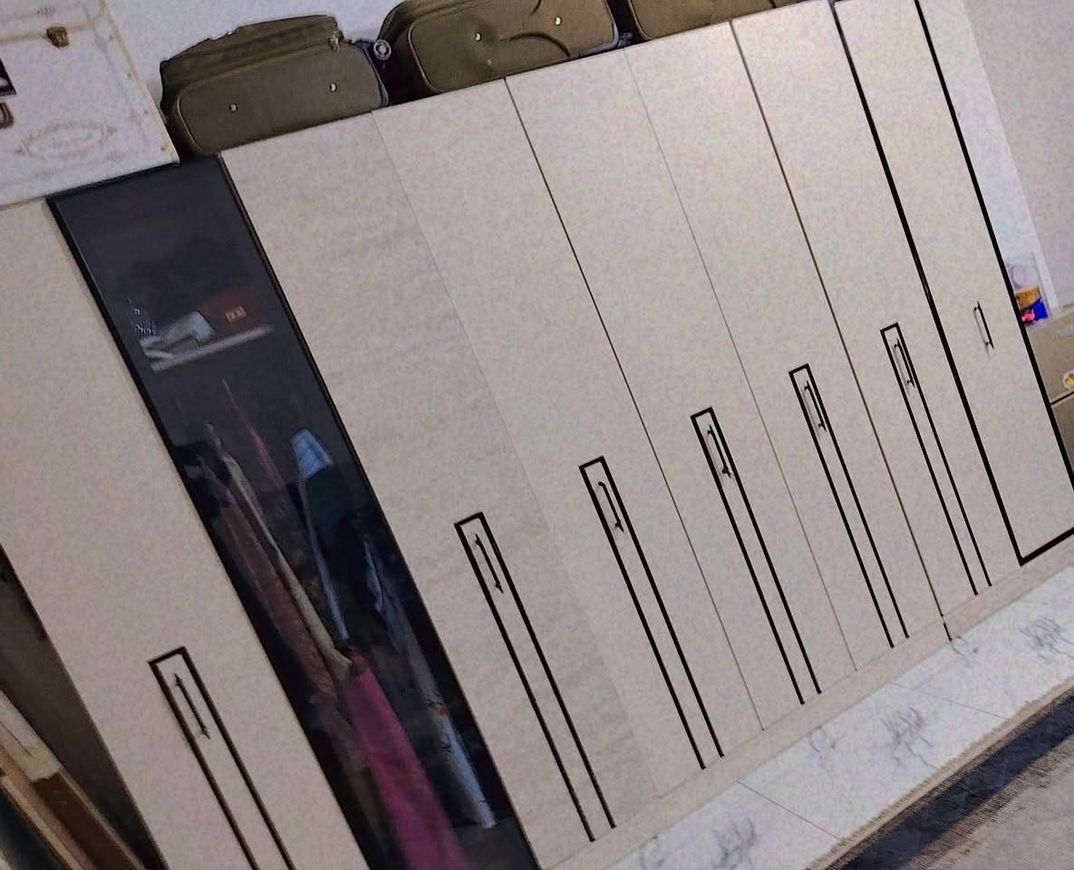 غرفة تركي استعمال شهرين جديده نضافه 100/100💯 متكونه من ليد ضوئي في الكنتور في الجربايه 💡 ع كهرباء ضد الماء وضد الكسر 🚫 تحتوي عل رفوف داخلية ٤ رفوف وفي الملحق رفوف ٢

🔴 قياس الكنتور والملحق 330 سم
🔴 ميز تواليت مع رفوف للعطور
🔴 طابوريه صغيره
🔴 ميوزه صغيره مع الجربايه
🔴 يوجد مخزن تحت السرير
تحتوي الغرفه ٦ قطع
للبيع بسعر مليون وبي مجال 💸


**إذا كنت صاحب هذا الإعلان وتريد حذفه لأي سبب، رجاءا أرسل رسالة إلى الدعم الفني**