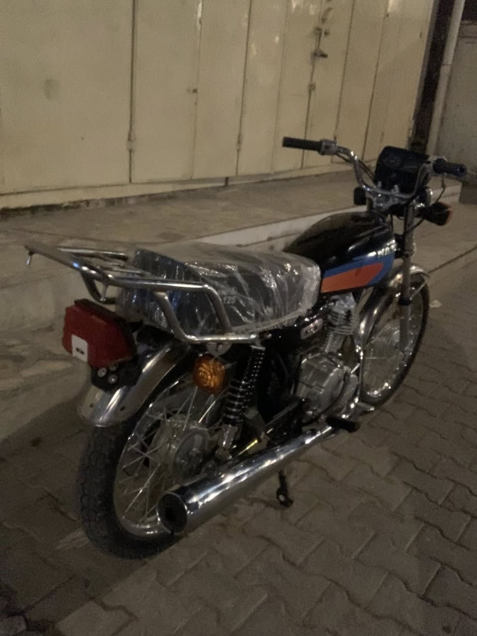 أربع مير كامله دراجه شاطي ١٨تمير جديد دراجهً خبل عوزه بس تانكي اصولي وكيله العارضي دراجه فقط بليته مابيه رقمً الشاصي نفس الوراق المكينه ٤تبديلت دهن دراجهً تخبل سعره ٧٥٠وبيهُ مجال للطيبين هاذ رقمي ***********وتساب موجود
