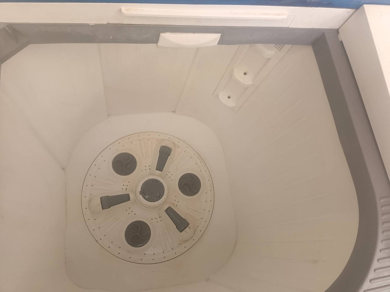 غساله كبيره ونضيف حجم 17كيلو السعر ب65 الف مكاني المعقل هاتف *********** واتساب متوفر
