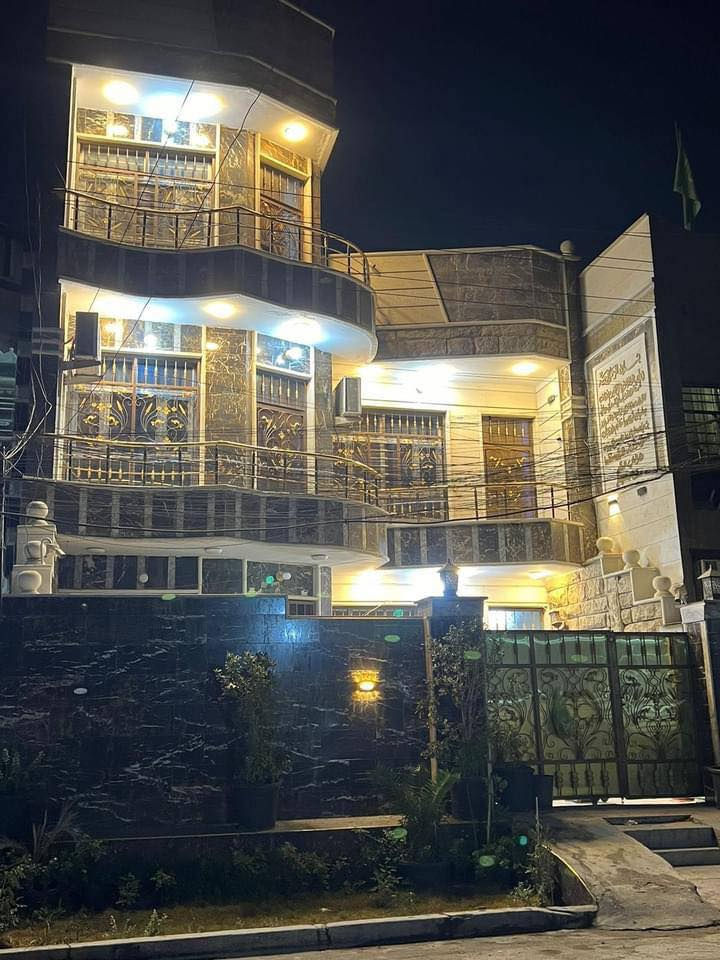 السلام عليكم بيت مساحته 170 مسلح ثلاث طوابق واجهه 8،5 ونزال 20م كراج مع خدمات خارجيه واجهه مرمر يحتوي 6غرف نوم السقوف كلها مغربي البيت درجه اولى مقابل الاسواق المركزيه حي التجار الاستفسار الاتصال على 

***********
