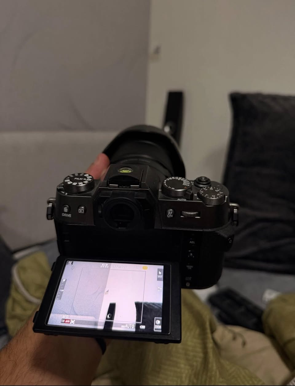 📸 للبيع: Fujifilm X-T50 + Fujifilm XF 18-120mm F4
🔹 مواصفات الكامرة:
- حساس APS-C X-Trans CMOS 5 HR بدقة 40.2 ميگابكسل  
- معالج X-Processor 5 سريع وقوي  
- تثبيت داخلي IBIS (حتى 7 Stops)  
- فوكس ذكي (AI):
  يتعرف على الوجه والعين + الحيوانات + السيارات  
- شتر مزدوج:
  ميكانيكي + إلكتروني  
- سرعة تصوير:
  8 صور/ثانية (ميكانيكي)  
  20 صورة/ثانية (إلكتروني)  
- تصوير فيديو:
  6.2K  
  4K 60fps  
- شاشة لمس متحركة  
- تصميم خفيف ومناسب للسفر  

🔹 مواصفات العدسة:
- 18-120mm (مدى واسع لكل الاستخدامات)  
- فتحة ثابتة F4  
- Power Zoom (ممتاز للفيديو)  
- موتور Linear سريع وناعم  
- مقاومة للعوامل الجوية (Weather Resistant)  
- صناعة يابانية أصلية  

🔥 مميزات:
- دقة عالية جداً 40MP  
- عدسة تغنيك عن تبديل العدسات  
- مناسب تصوير احترافي + فيديو + محتوى  

📦 الحالة: (اخت الجديدة)  
💰 السعر: (3.000.000)  
📍 المكان: بغداد


**إذا كنت صاحب هذا الإعلان وتريد حذفه لأي سبب، رجاءا أرسل رسالة إلى الدعم الفني**
