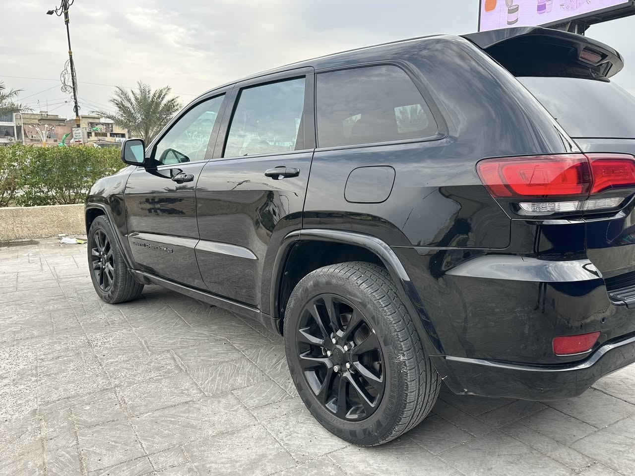 السلام عليكم
للبيع جيب بلاك توب 
موديل22 (Black top)
الون أسود الماع 
ماشيه 30 مايل 
موصفات 
شاشة كبيرة car play (inch 8.4)
كشنات شاموا وجلد +كهربائي
+مقاعد أماميه تدفئة( هيتر )
+رادار جوانب +أوتو ستوب 
صندوق كهربائي 
3 انضمه قيادة  eco+ normal+) sport) 
وارد أمريكي 

***********
