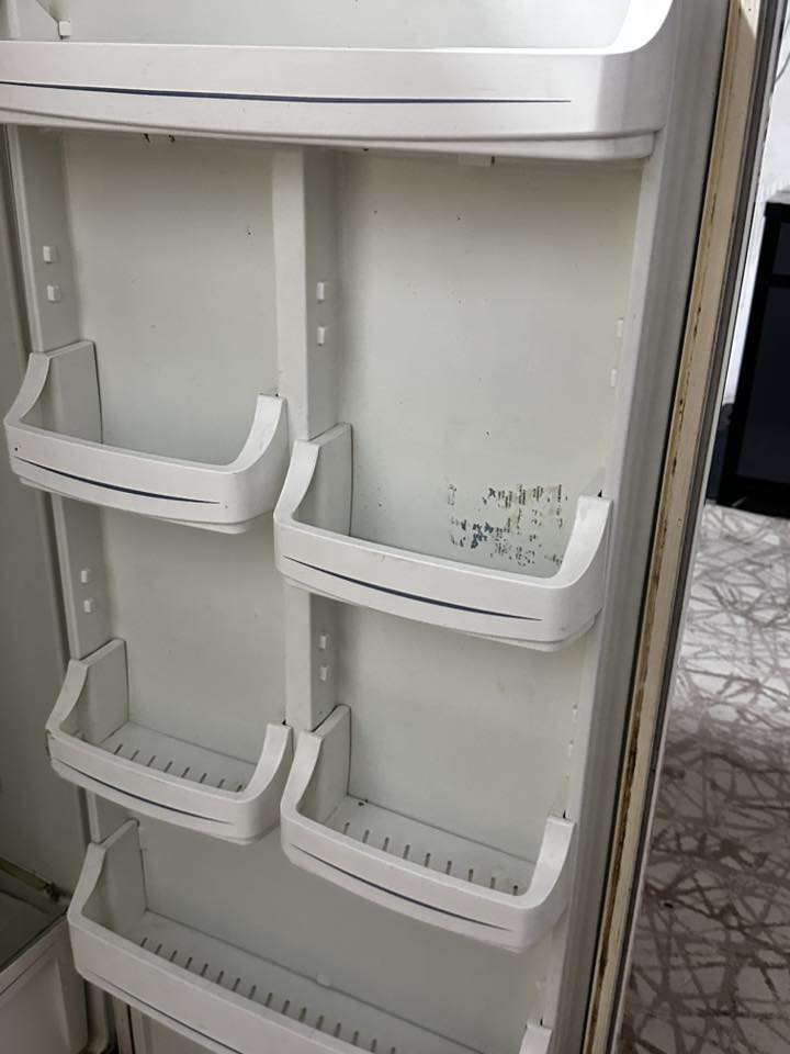 للبيع سعره١٥٠ وبيهه مجال  للطيبين شغاله مابيهه اي عيب فقط ناقص رف واحد مكسور  تجميد فول ١٠٠٪؜ عنواني دوميز. ***********
