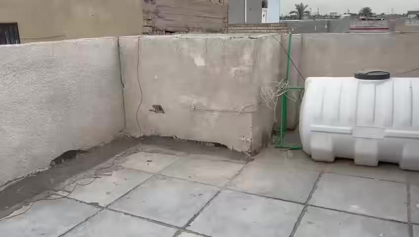 بيت الايجار نضيف جداً مساحته 100م يحتوي على ثلاث غرف نوم واستقبال ومطبخ سراميك وخدمات سراميك مكان حي جهاد مربع الذهبي ايجار 650 
اتصال الهاتف ***********
