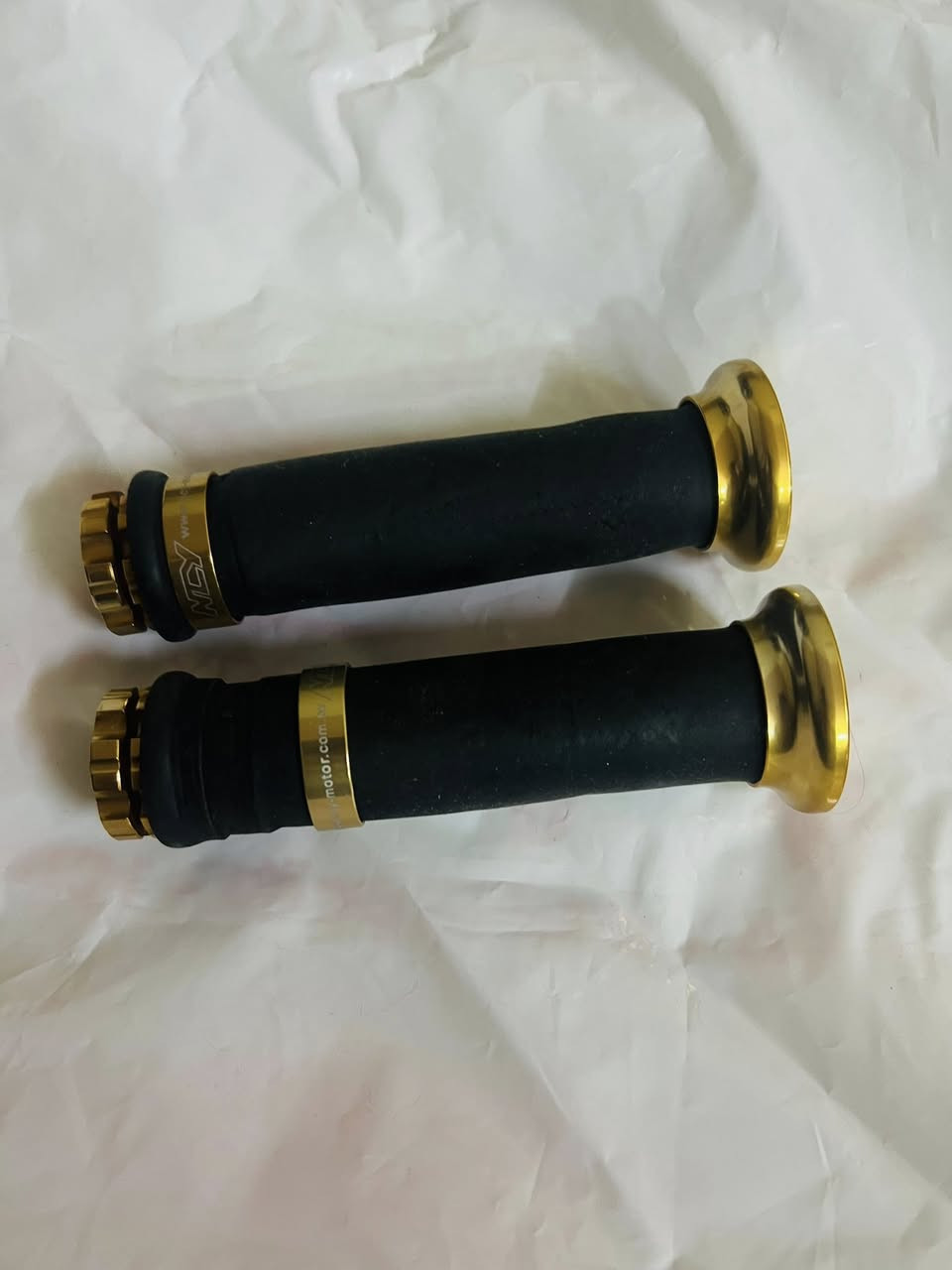 سلام عليكم غراض للبيع الي حاب يشتريهن يتصل على هذا الرقم ‭0772 882 1300‬
