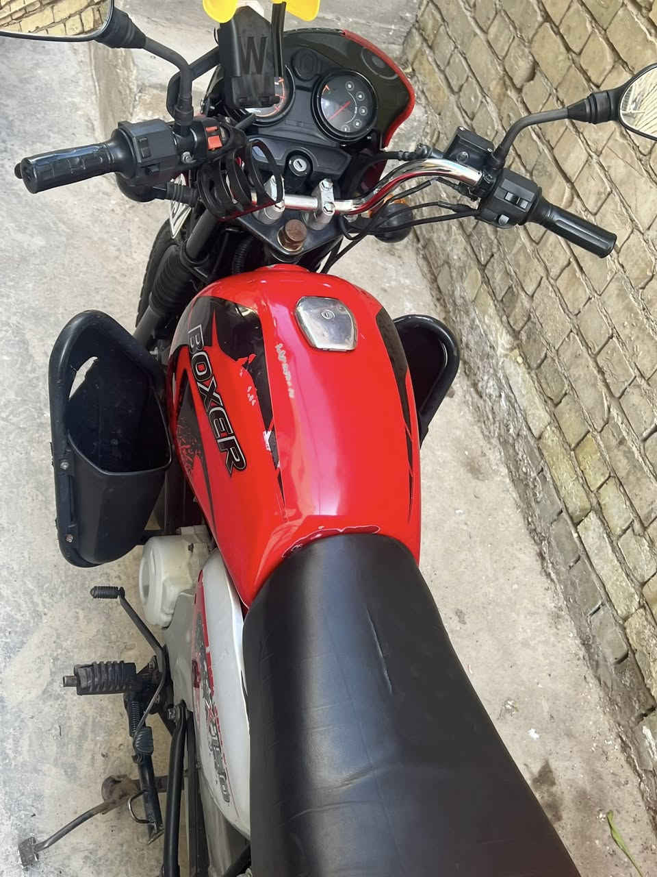 السلام عليكم
من رخصت ادمن الكروب دراجه بوكسر موديل ٢٠٢٣
مرقم بغداد 
ما اشتغلت بيها دلفري اهواي والله العظيم 
دراجه مفتوحه المكينه وفتحتها يم بشير الي بل الكراده 
هيه بل الاصل مال بشير تاريخ العقد هم موجود شوكت اشتريتها
رايدها ٢٤٠٠ وبيها مجال بسيط مكاني بغداد الكريعات ***********
