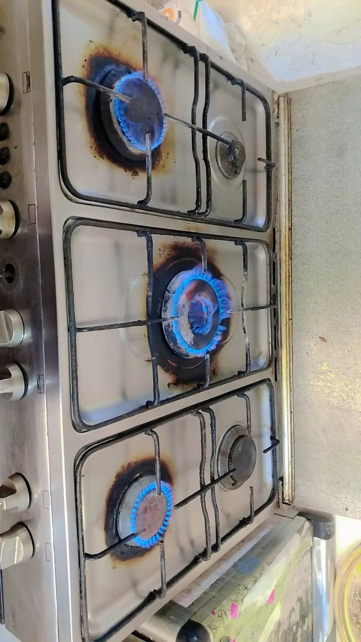 طباخ للبيع شغال شرط الشغل فرن وعيون فقط بس عينين فالتات من جوه ما يشتغل السعر 125 وبي مجال  ***********
